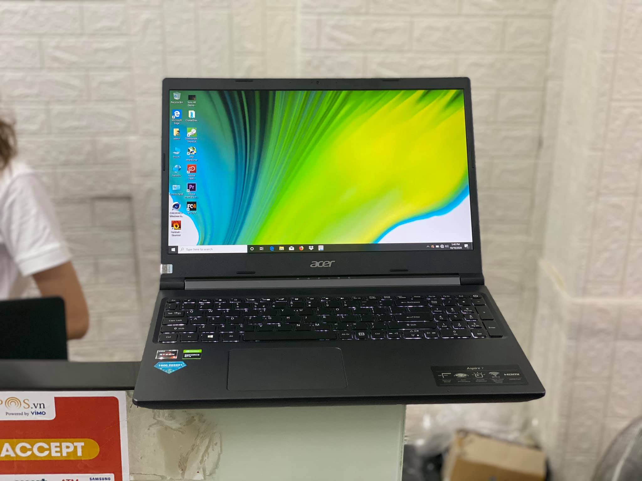 Laptop Acer Aspire 7 A715-41G-R8KQ R5-8.jpg